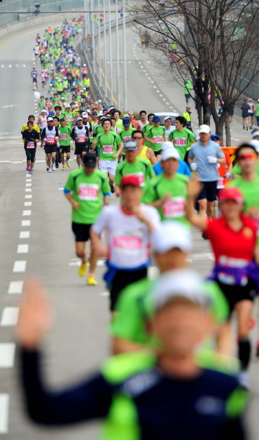 14일 제11회 경기마라톤에 참가한 하프코스 선수들이 일원삼거리 지점에서 1차 반환지점을 향해 힘찬 발걸음을 디딛고 있다. 특별취재반