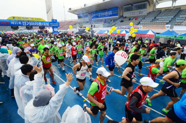 14일 수원종합운동장에서 열린 제11회 경기마라톤대회 각 코스별 참가자들이 힘차게 출발하고 있다. 특별취재반