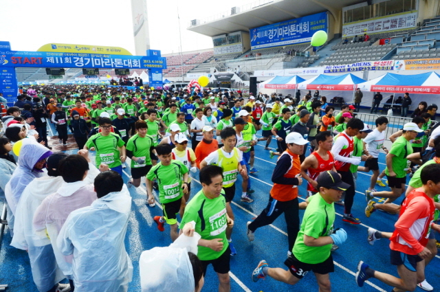 14일 수원종합운동장에서 열린 제11회 경기마라톤대회 각 코스별 참가자들이 힘차게 출발하고 있다. 특별취재반