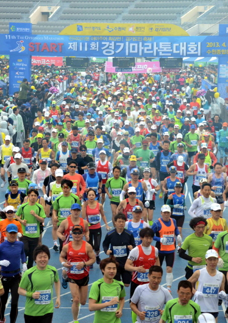 14일 수원 종합운동장에서 열린 제11회 경기마라톤대회에서 각 부문 참가자들이 출발 총성과 함께 힘차게 출발 하고 있다. 이날 대회에는 풀코스, 하프코스, 10KM, 5KM 부문에 2만여 명의 마라토너와 가족들이 참여했다. 특별취재반