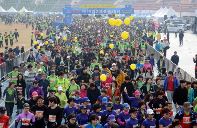 14일 수원 종합운동장에서 열린 제11회 경기마라톤대회에서 각 부문 참가자들이 출발 총성과 함께 힘차게 출발 하고 있다. 이날 대회에는 풀코스, 하프코스, 10KM, 5KM 부문에 2만여 명의 마라토너와 가족들이 참여했다. 특별취재반