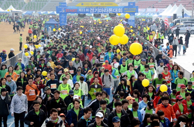 14일 수원 종합운동장에서 열린 제11회 경기마라톤대회에서 각 부문 참가자들이 출발 총성과 함께 힘차게 출발 하고 있다. 이날 대회에는 풀코스, 하프코스, 10KM, 5KM 부문에 2만여 명의 마라토너와 가족들이 참여했다. 특별취재반