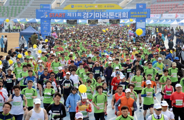 14일 수원 종합운동장에서 열린 제11회 경기마라톤대회에서 각 부문 참가자들이 출발 총성과 함께 힘차게 출발 하고 있다. 이날 대회에는 풀코스, 하프코스, 10KM, 5KM 부문에 2만여 명의 마라토너와 가족들이 참여했다. 특별취재반