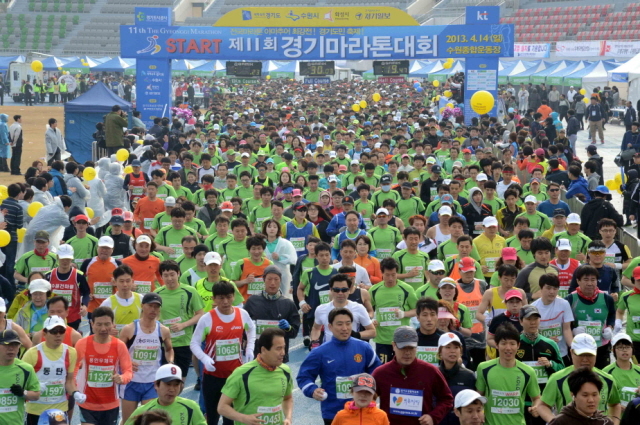 14일 수원 종합운동장에서 열린 제11회 경기마라톤대회에서 각 부문 참가자들이 출발 총성과 함께 힘차게 출발 하고 있다. 이날 대회에는 풀코스, 하프코스, 10KM, 5KM 부문에 2만여 명의 마라토너와 가족들이 참여했다. 특별취재반