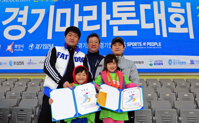 경기일보가 주최한 제11회 경기마라톤대회가 열린 14일 수원 종합운동장에서 경기일보 이승규 전무이사가 최연소 참가자들에게 상장을 수여한 후 기념촬영을 하고 있다. 특별취재반