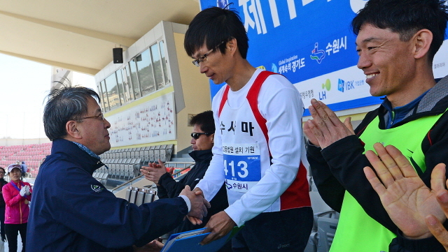 경기일보가 주최한 제11회 경기마라톤대회가 열린 14일 수원 종합운동장에서 경기일보 이승규 전무이사가 남자 풀코스 입상자에게 상장을 수여하고  있다. 특별취재반