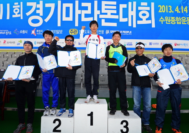 경기일보가 주최한 제11회 경기마라톤대회가 열린 14일 수원 종합운동장에서 남자 풀코스 입상자들이 상장을 받은 후 기념촬영을 하고 있다. 특별취재반
