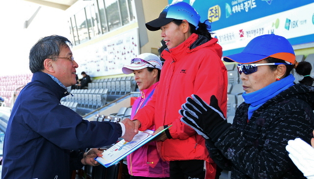 경기일보가 주최한 제11회 경기마라톤대회가 열린 14일 수원 종합운동장에서 경기일보 이승규 전무이사가 여자 풀코스 입상자에게 상장을 수여하고 있다. 특별취재반