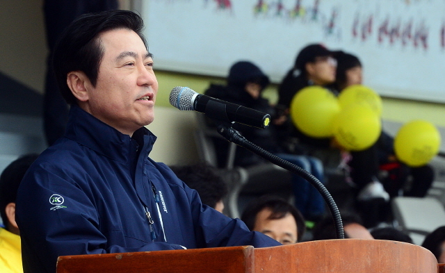 경기일보가 주최한 제11회 경기마라톤대회가 열린 14일 수원 종합운동장에서 이재율 경기도 경제부지사가 축사를 하고 있다. 특별취재반