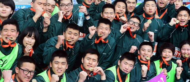 경기일보가 주최한 제11회 경기마라톤대회가 열린 14일 수원 종합운동장에서 5km부문에 참가한 용인대학교 ROTC들이 완주기념 메달을 들어보이며 파이팅을 외치고 있다 . 특별취재반