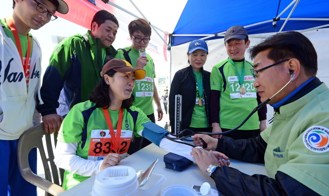 경기일보가 주최한 제11회 경기마라톤대회가 열린 14일 수원 종합운동장에서 한국건강관리협회 경기도지부가 참가자들을 대상으로 무료 건강검진을 하고 있다. 특별취재반
