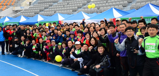 14일 수원종합운동장에서 열린 제11회 경기마라톤대회에 참가한경인지방우정청 직원들 . 특별취재반