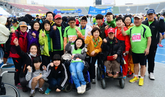 14일 수원종합운동장에서 열린 제11회 경기마라톤대회에 참가한 국제로타리 10-11년도 회장단 영원회와 장애인들. 특별취재반