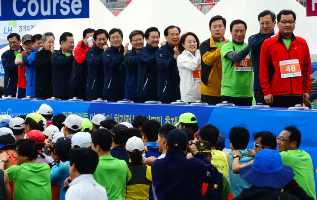 14일 수원종합운동장에서 열린 제11회 경기마라톤대회에서 내빈들이 서로 안마를 해주고 있다. 특별취재반