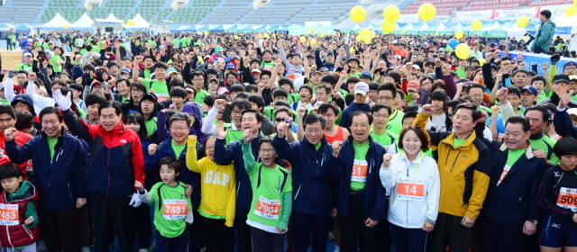 14일 수원종합운동장에서 열린 제11회 경기마라톤대회에서 5km에 출전한 내빈과 선수들이 파이팅을 외치고 있다. 특별취재반