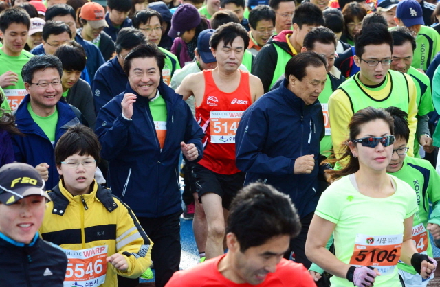 14일 수원종합운동장에서 열린 제11회 경기마라톤대회 5km에 참가한 이재율 경제부지사, 채인석 화성시장, 신선철 경기일보 명예회장 등이 힘차게 출발하고 있다. 특별취재반