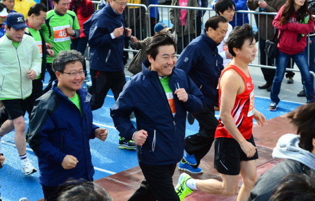 14일 수원종합운동장에서 열린 제11회 경기마라톤대회 5km에 참가한 이재율 경제부지사, 채인석 화성시장, 신선철 경기일보 명예회장 등이 힘차게 출발하고 있다. 특별취재반