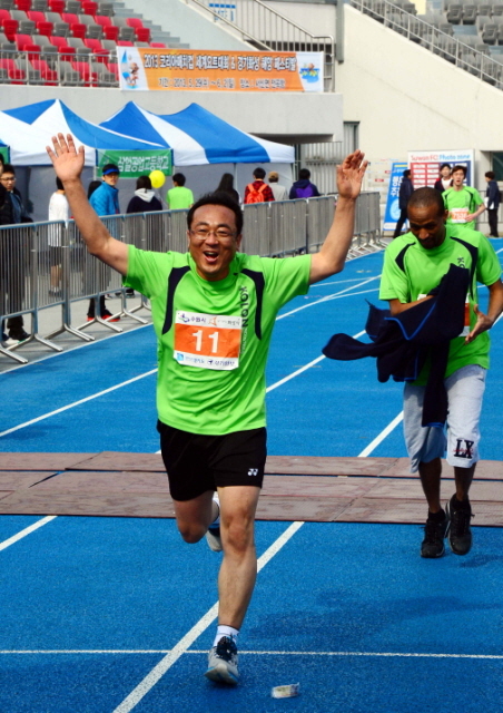 14일 수원종합운동장에서 열린 제11회 경기마라톤대회에서 노영관 수원시의회 의장이 5km 완주후 결승선을 통과하고 있다 . 특별취재반