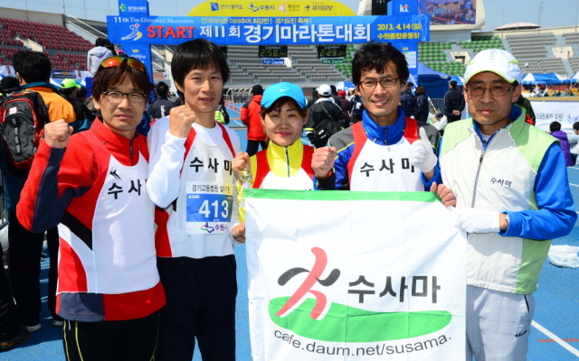 14일 수원종합운동장에서 열린 제11회 경기마라톤대회에서 4개 코스에서 우승을 차지한 수원사랑마라톤클럽 회원들 . 특별취재반