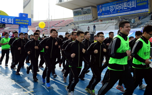 14일 수원종합운동장에서 열린 제11회 경기마라톤대회 5km에 참가한 용인대 학생들 . 특별취재반