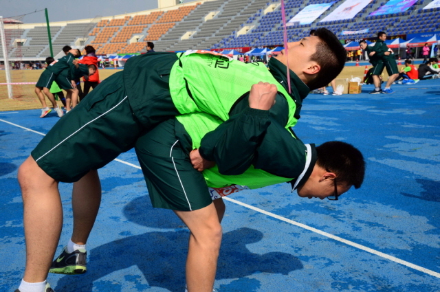 14일 수원종합운동장에서 열린 제11회 경기마라톤대회 5km에 참가한 용인대 학생들 . 특별취재반