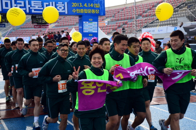 14일 수원종합운동장에서 열린 제11회 경기마라톤대회 5km에 참가한 용인대 학생들 . 특별취재반