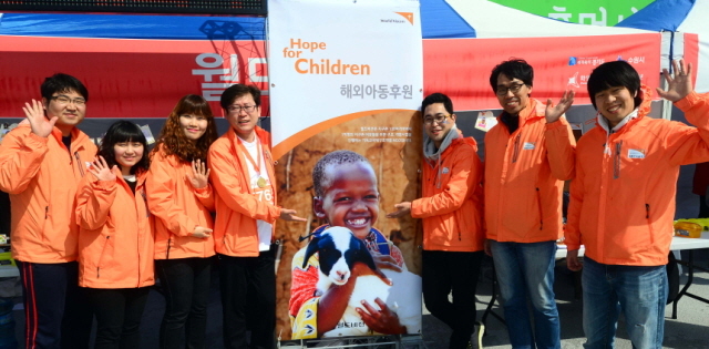 14일 수원종합운동장에서 열린 제11회 경기마라톤대회에 참가한 월드비전 경기본부 화원들. 특별취재반