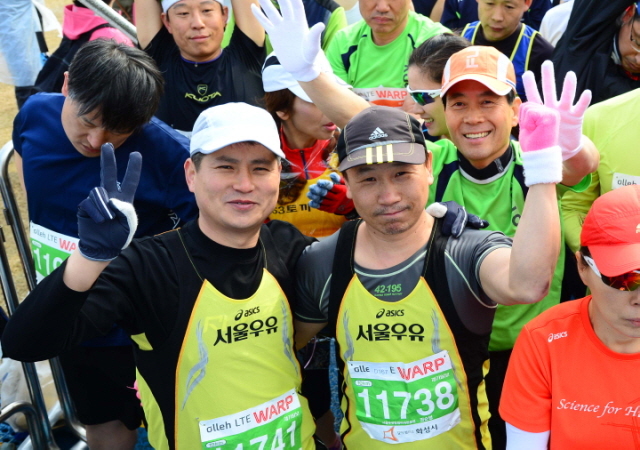 10km 참가자들이 출발직전 몸을 풀고 있다. 특별취재반