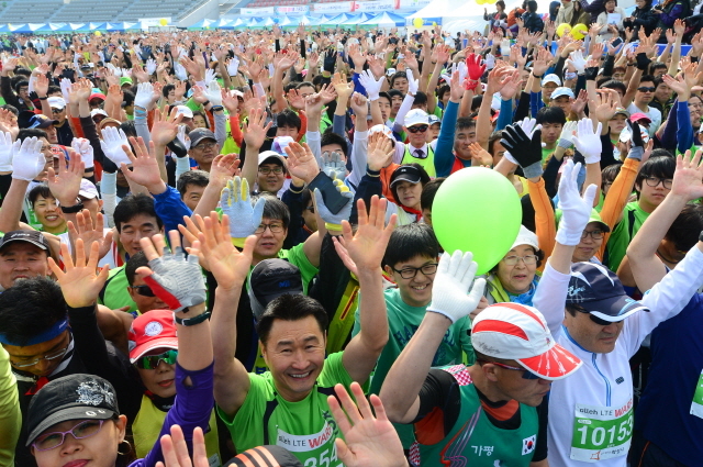 10km 참가자들이 출발직전 몸을 풀고 있다. 특별취재반