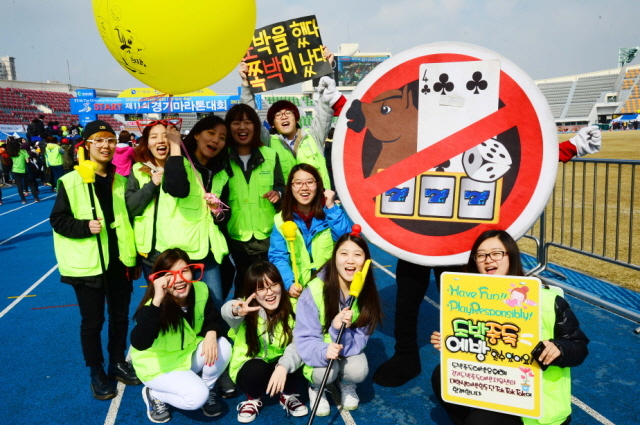 14일 수원종합운동장에서 열린 제11회 경기마라톤대회에 참가한 경기도도박중독예방치유센터 관계자들 . 특별취재반