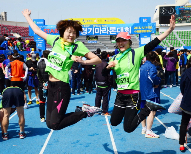 10km를 완주한 여성 참가자들이 점프를 하며 완주를 기뻐하고 있다. 특별취재반
