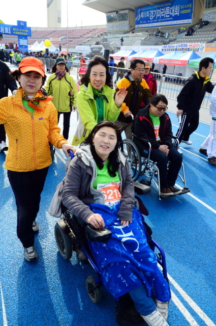 5km에 참가한 장애인들이 자원봉사자들과 함께 출발하고 있다. 특별취재반