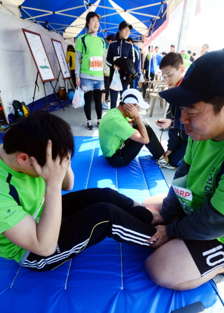 경기마라톤 참가자들을 위해 찾아가는 체력측정 봉사를 벌이고 있는 화성국민체육센터 관계자들. 특별취재반