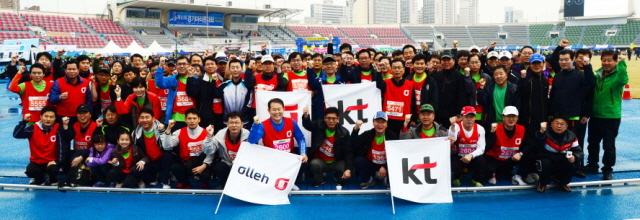 14일 수원종합운동장에서 열린 제11회 경기마라톤대회에 참가한 KT수도권강남고객본부 직원들 . 특별취재반