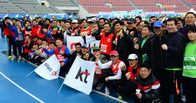 14일 수원종합운동장에서 열린 제11회 경기마라톤대회에 참가한 KT수도권강남고객본부 직원들 . 특별취재반