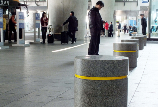 인천국제공항 청사 주변으로 시각 장애인에게는 지뢰와도 같은 볼라드가 곳곳에 설치돼 있어 장애인의 이동편의가 실종됐다는 지적이다. 김민기자 suein84@kyeonggi.com