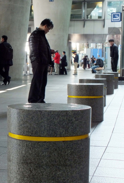 인천국제공항 청사 주변으로 시각 장애인에게는 지뢰와도 같은 볼라드가 곳곳에 설치돼 있어 장애인의 이동편의가 실종됐다는 지적이다. 김민기자 suein84@kyeonggi.com