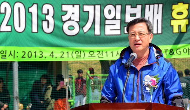2013 경기일보배 휴먼시티 수원리그야구대회 개막식이 열린 21일 수원 KT&G 야구장에서 이승규 경기일보 전무이사가 개막선언을 하고 있다. 추상철기자 scchoo@kyeonggi.com
