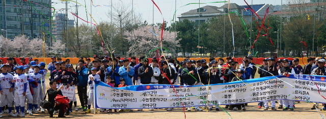2013 경기일보배 휴먼시티 수원리그야구대회 개막식이 열린 21일 수원 KT&G 야구장에서 대회 개막을 알리는 축포가 터지고 있다. 추상철기자 scchoo@kyeonggi.com