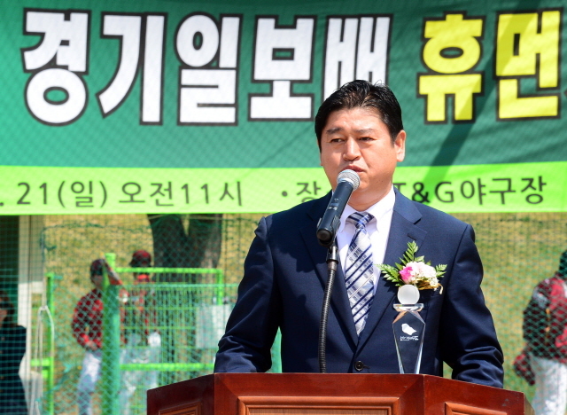 2013 경기일보배 휴먼시티 수원리그야구대회 개막식이 열린 21일 수원 KT&G 야구장에서 장유순 수원시야구연합회장이 대회사를 하고 있다. 추상철기자 scchoo@kyeonggi.com