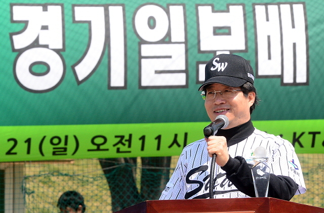 2013 경기일보배 휴먼시티 수원리그야구대회 개막식이 열린 21일 수원 KT&G 야구장에서 염태영 수원시장이 축사를 하고 있다. 추상철기자 scchoo@kyeonggi.com