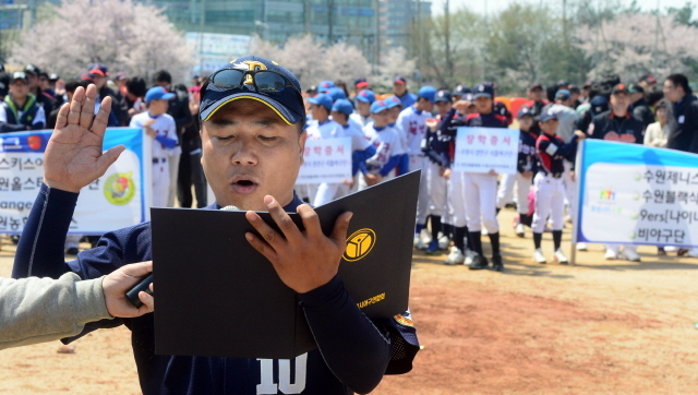 2013 경기일보배 휴먼시티 수원리그야구대회 개막식이 열린 21일 수원 KT&G 야구장에서 사회인야구팀 대표가 선수대표선서를 하고 있다. 추상철기자 scchoo@kyeonggi.com