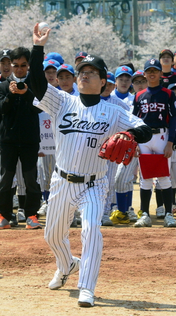 2013 경기일보배 휴먼시티 수원리그야구대회 개막식이 열린 21일 수원 KT&G 야구장에서 염태영 수원시장이 시구를 하고 있다. 추상철기자 scchoo@kyeonggi.com
