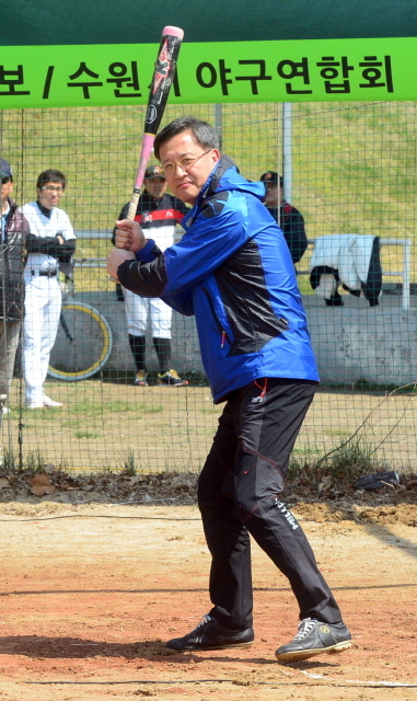 2013 경기일보배 휴먼시티 수원리그야구대회 개막식이 열린 21일 수원 KT&G 야구장에서 이승규 경기일보 전무이사가 시타를 하고 있다. 추상철기자 scchoo@kyeonggi.com