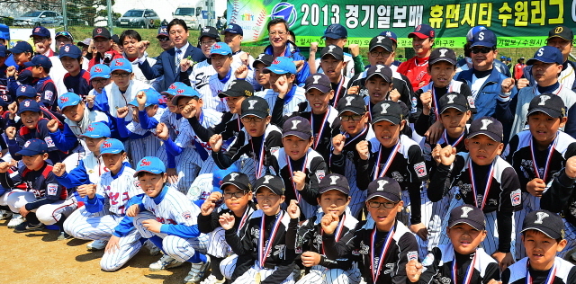 2013 경기일보배 휴먼시티 수원리그야구대회 개막식이 열린 21일 수원 KT&G 야구장에서 염태영 수원시장과 이승규 경기일보 전무이사, 장유순 수원시야구연합회장이 사회인 야구팀과 수원리틀야구단과 함께 성공적인 대회를 기원하며 파이팅을 외치고 있다. 추상철기자 scchoo@kyeonggi.com