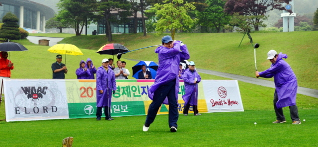 27일 경기일보 주최로 용인 신원CC에서 열린 '2013 경제인 자선골프대회'에서 임창열 경기일보 대표이사 회장, 이원용 충청투데이 대표 등 첫 팀 참가자들이 시타를 하고 있다. 김시범기자 sbkim@kyeonggi.com