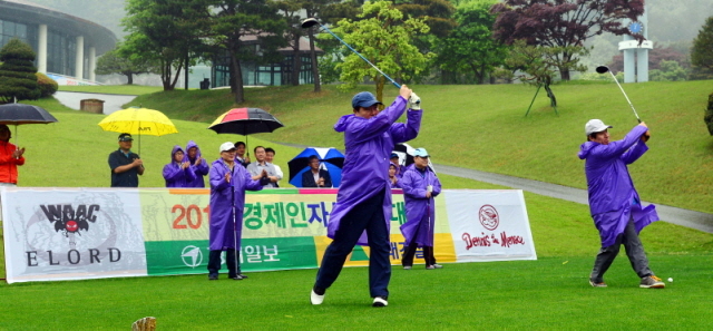 27일 경기일보 주최로 용인 신원CC에서 열린 '2013 경제인 자선골프대회'에서 임창열 경기일보 대표이사 회장, 이원용 충청투데이 대표 등 첫 팀 참가자들이 시타를 하고 있다. 김시범기자 sbkim@kyeonggi.com