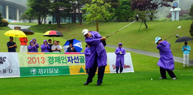 27일 경기일보 주최로 용인 신원CC에서 열린 '2013 경제인 자선골프대회'에서 임창열 경기일보 대표이사 회장, 이원용 충청투데이 대표 등 첫 팀 참가자들이 시타를 하고 있다. 김시범기자 sbkim@kyeonggi.com
