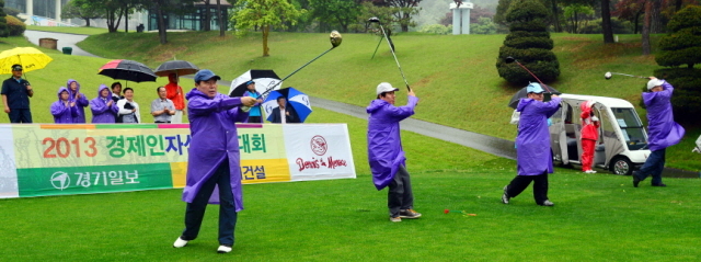27일 경기일보 주최로 용인 신원CC에서 열린 '2013 경제인 자선골프대회'에서 임창열 경기일보 대표이사 회장, 이원용 충청투데이 대표 등 첫 팀 참가자들이 시타를 하고 있다. 김시범기자 sbkim@kyeonggi.com