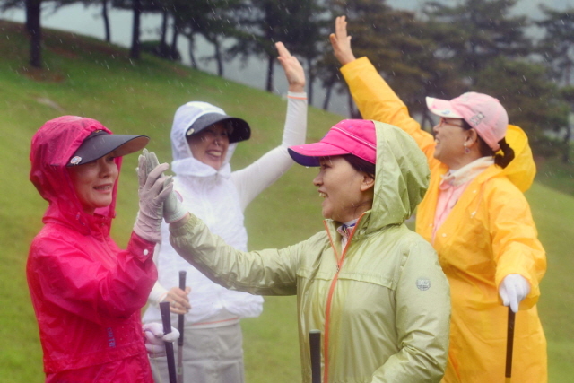 27일 경기일보 주최로 용인 신원CC에서 열린 '2013 경제인 자선골프대회'에서 한팀을 이룬 여성경제인들이 하이파이브를 하며 서로를 격려하고 있다. 김시범기자 sbkim@kyeonggi.com